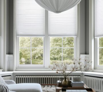 162 / 5.000 Extragroße Plissees in einem Wohnzimmer Weiß mit einer 50-mm-Falte, die in der Fensteröffnung zur Geltung kommt.