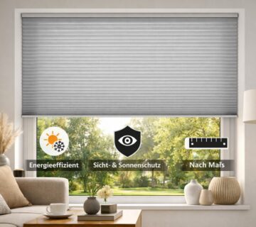 Großes Wohnzimmerfenster mit einem halb heruntergelassenen Wabenplissee Rollo