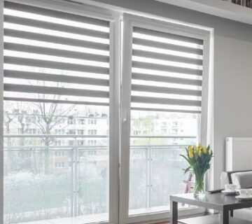 Ein großes Fenster mit einem Doppelrollo