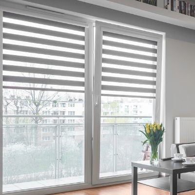 Ein großes Fenster mit einem Doppelrollo
